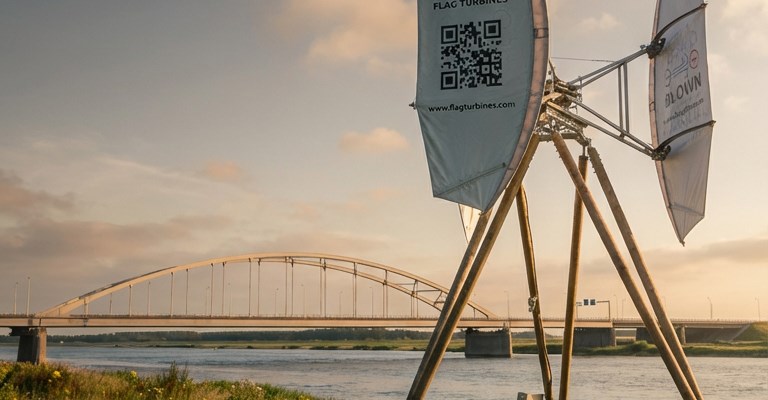 Vlagmolen Flag Turbines met op de achtergrond de Tholensebrug