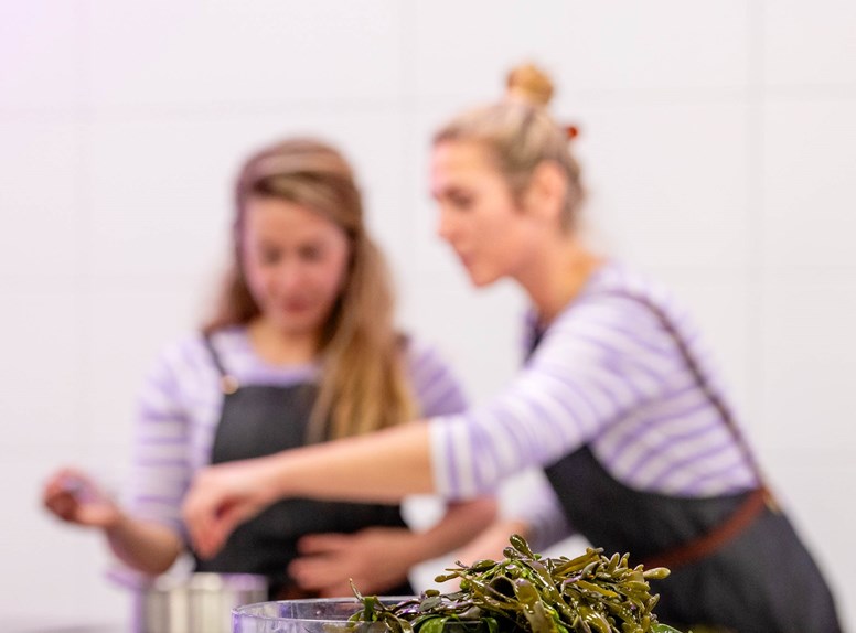 De Seaweed Sisters in de proefkeuken van innovatiepunt KAAP