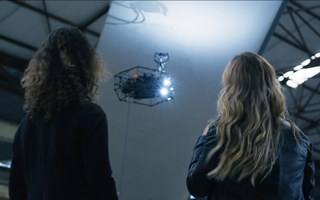 Twee vrouwen kijkend naar een drone bij KAAP in Vlissingen