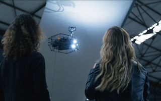 Twee vrouwen kijkend naar een drone bij KAAP in Vlissingen