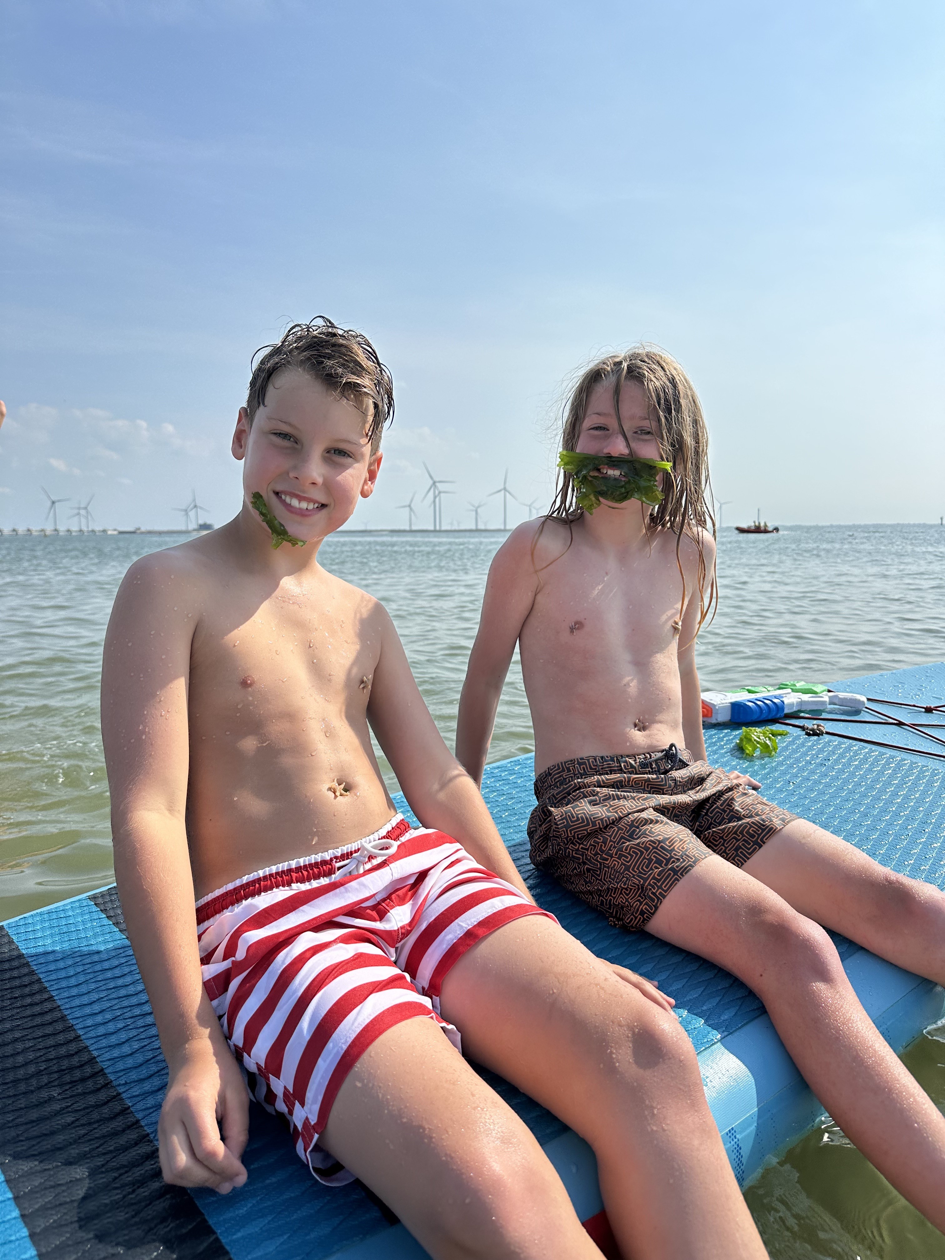 Kinder auf dem SUP-Board