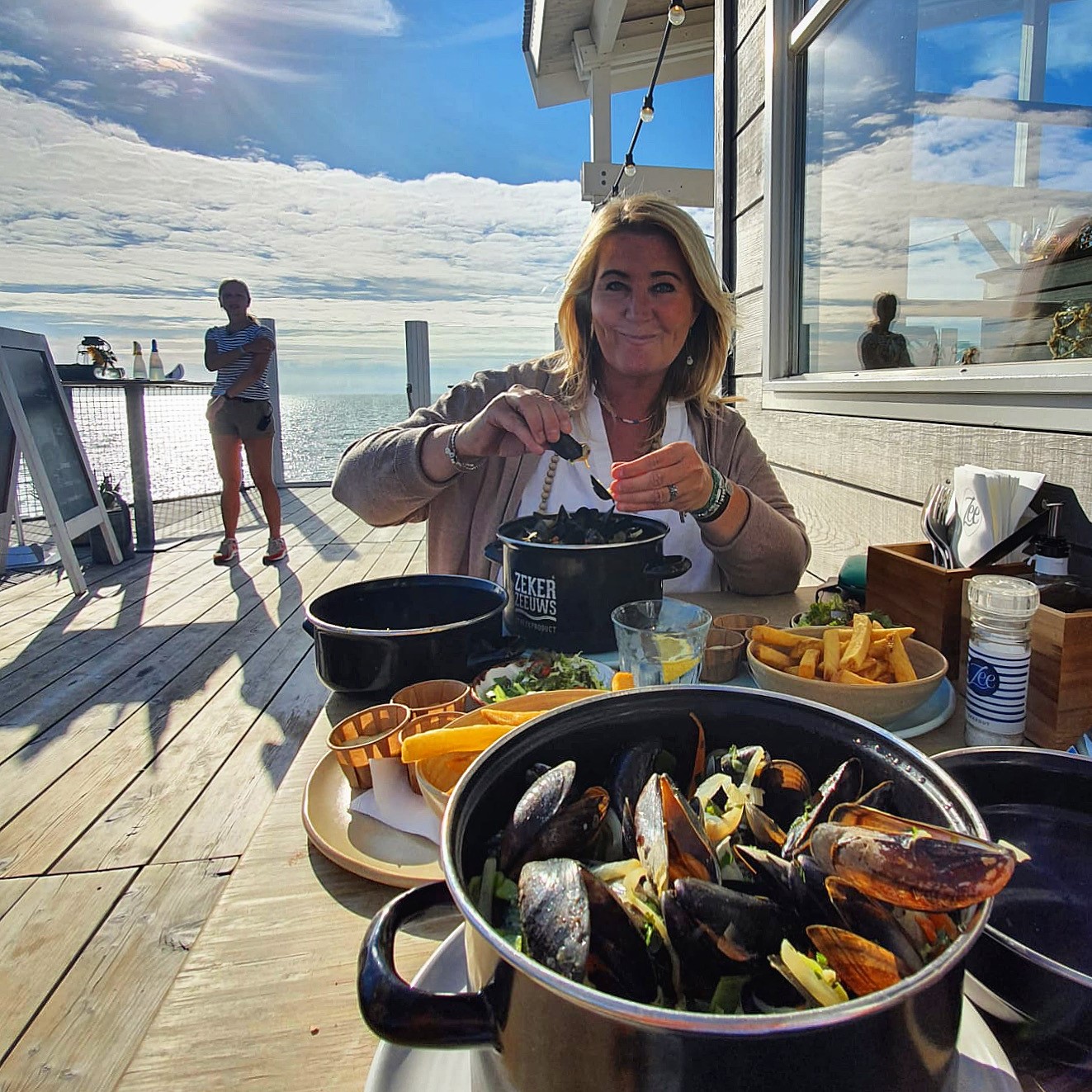 Miesmuscheln essen an einem Strandpavillon in Zeeland