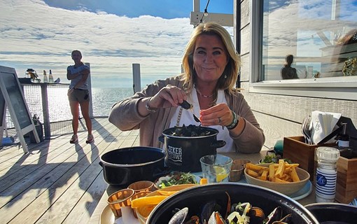 Mosselen eten bij een Zeeuws strandpaviljoen