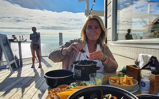 Miesmuscheln essen an einem Strandpavillon in Zeeland