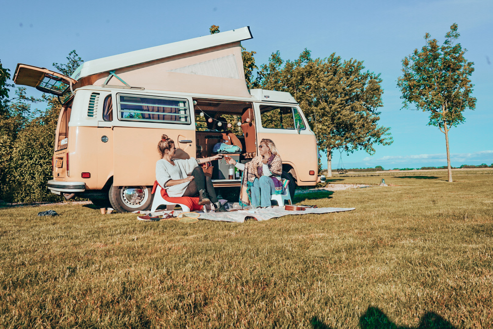 Anstoßen neben dem Campingbus
