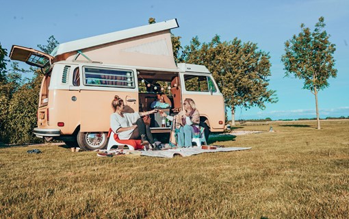 Anstoßen neben dem Campingbus