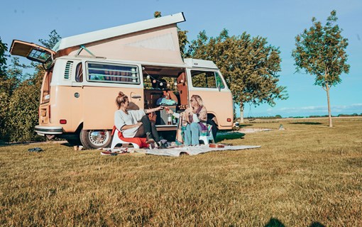 Proosten naast de camperbus