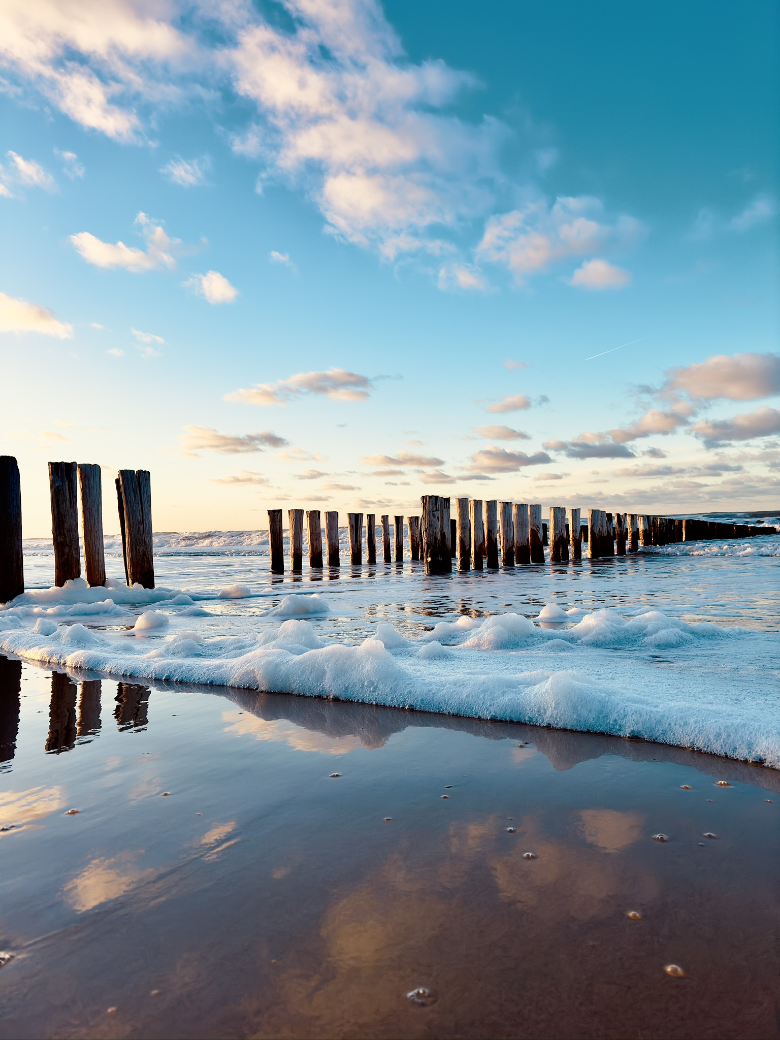 Brandung und Buhnen am Strand in Zeeland