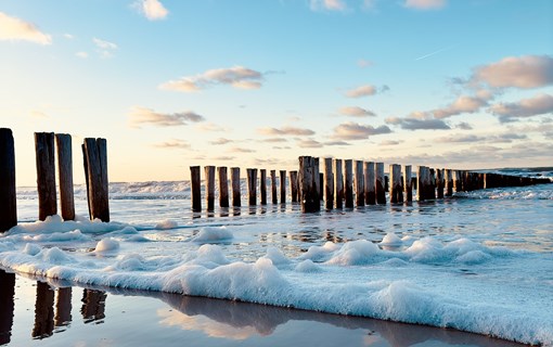 Brandung und Buhnen am Strand in Zeeland