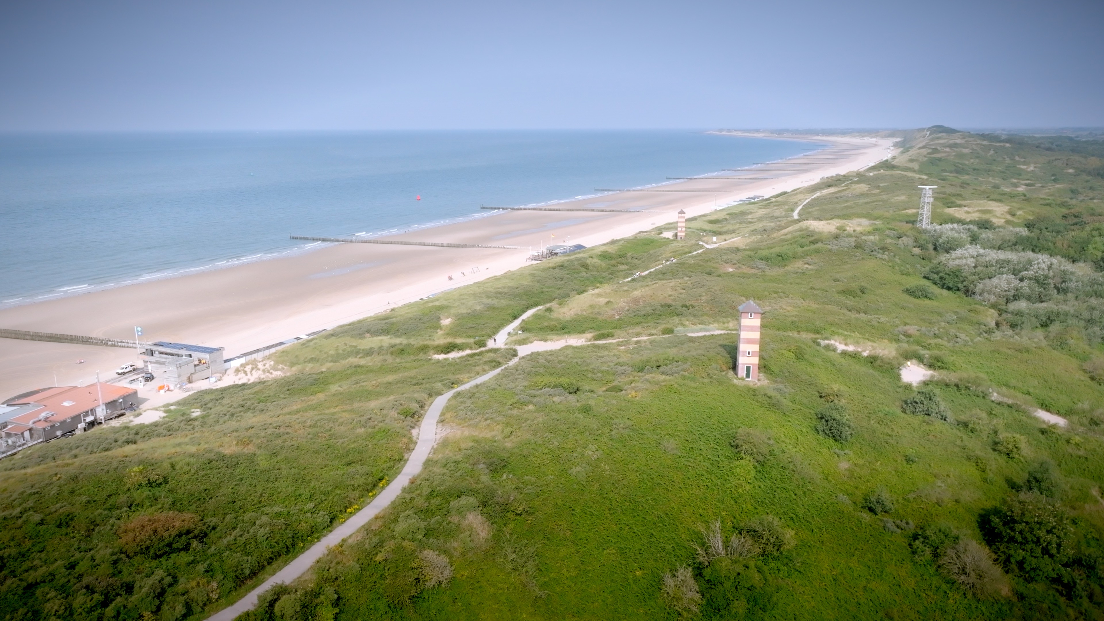 Man op strandstoel op het strand