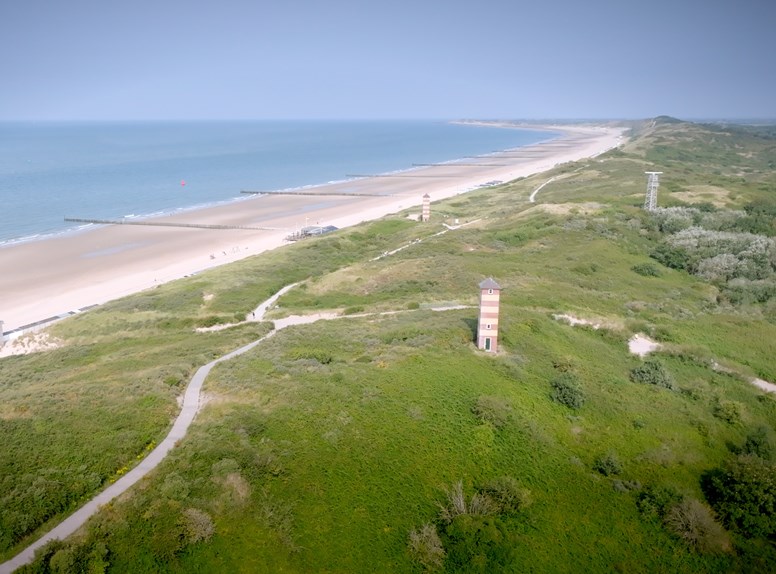 Man op strandstoel op het strand