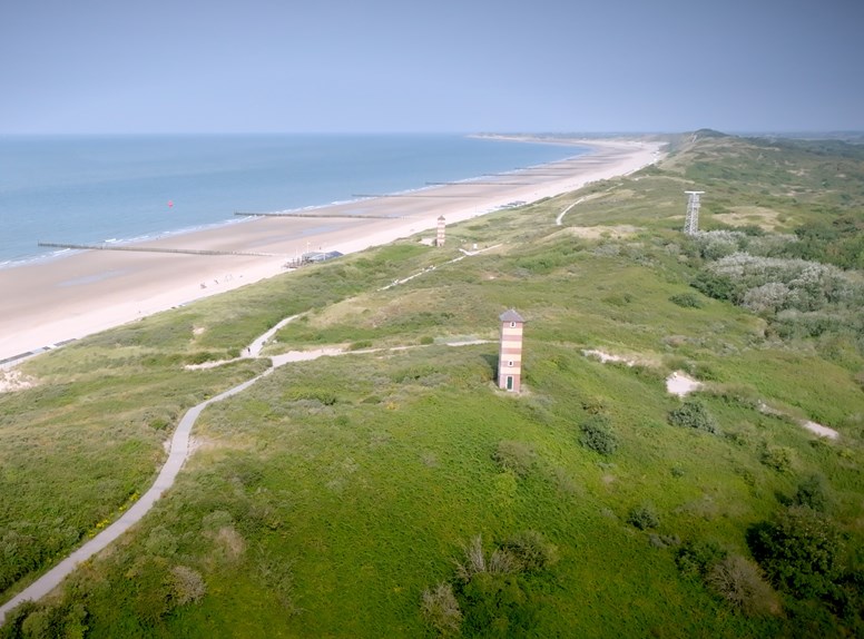 Mann auf einem Liegestuhl am Strand