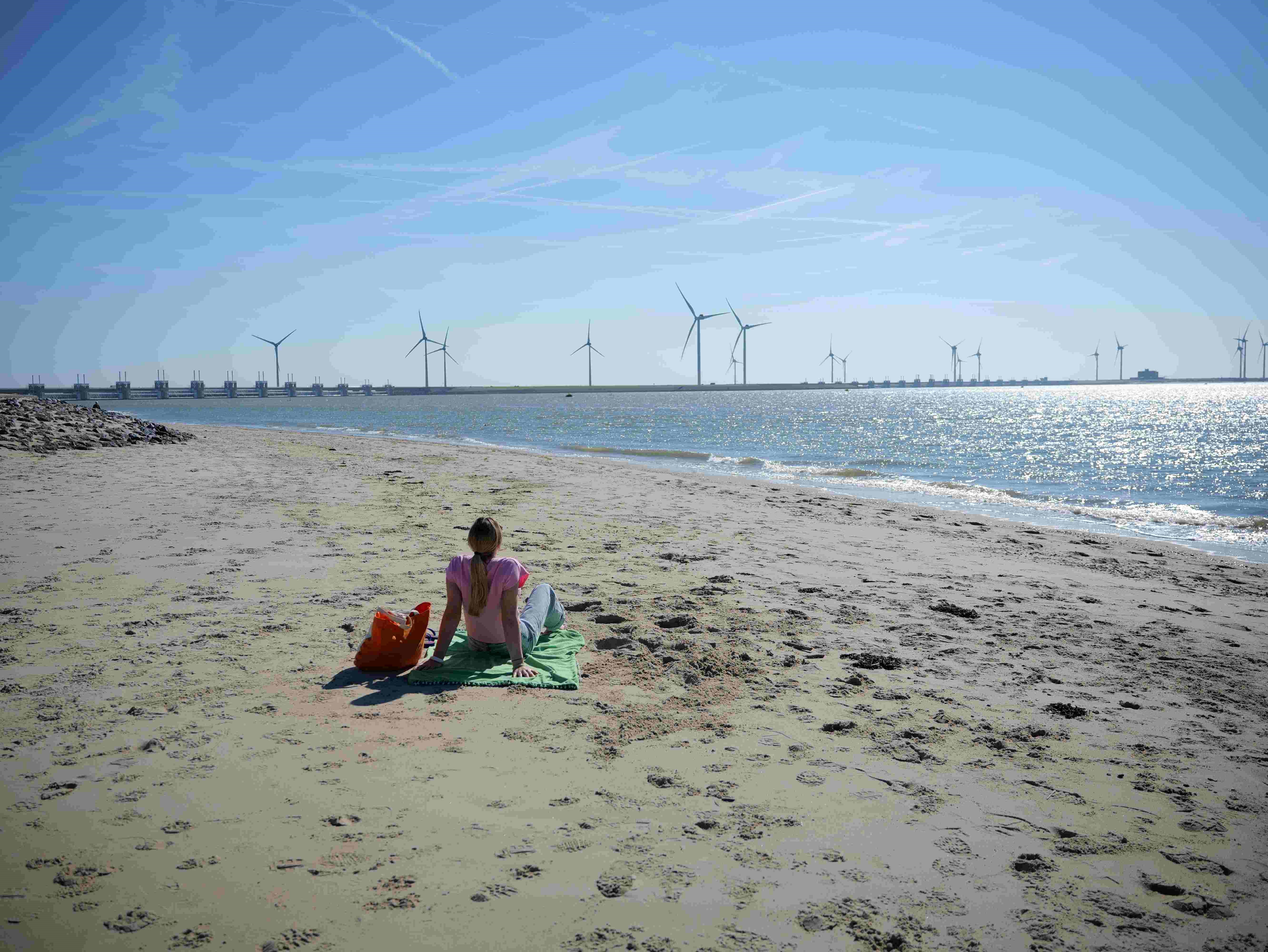 Vrouw zittend op het strand