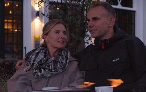 Menschen auf einer Terrasse