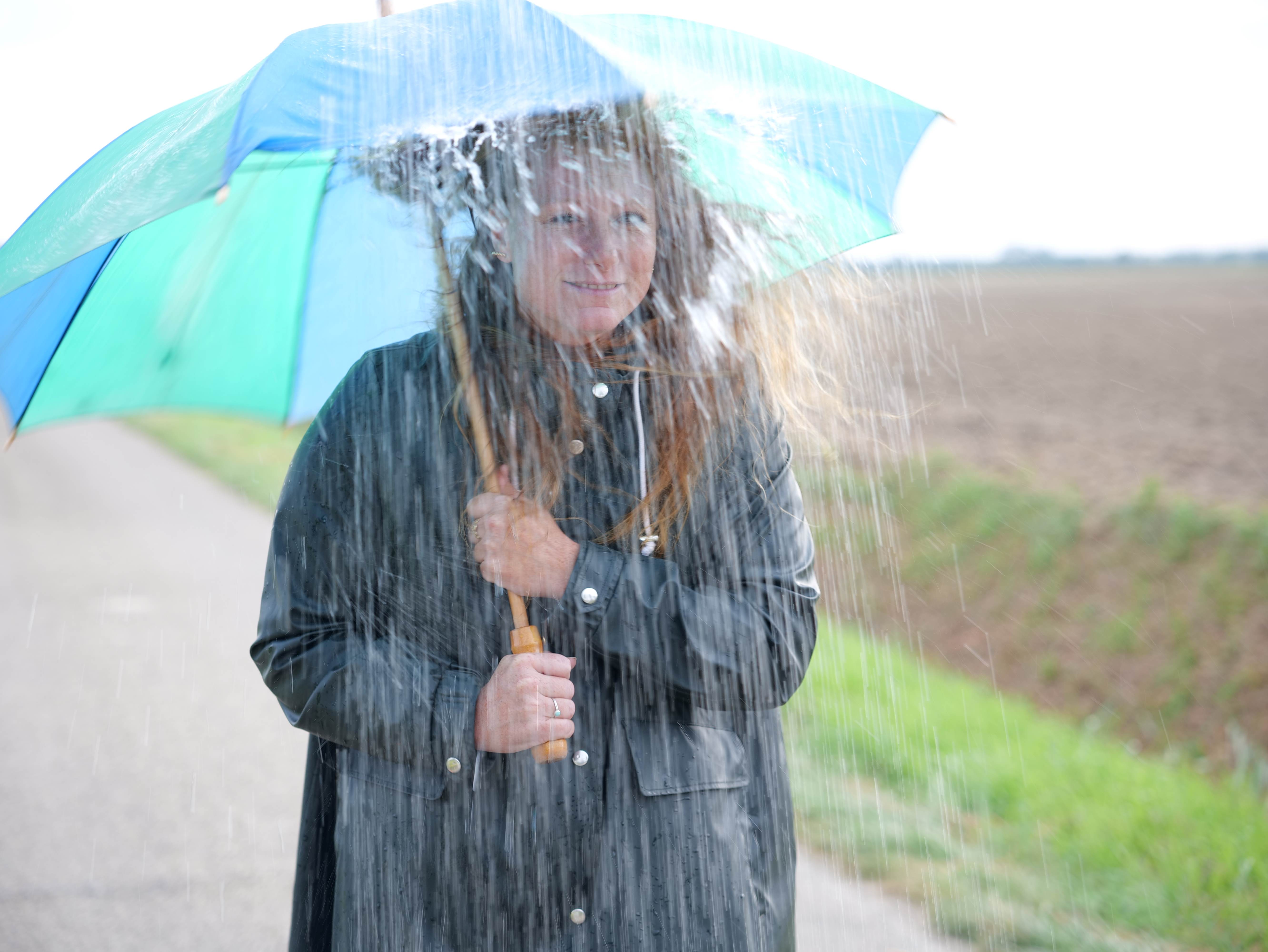 Wandelen met paraplu door de polders van Noord-Beveland