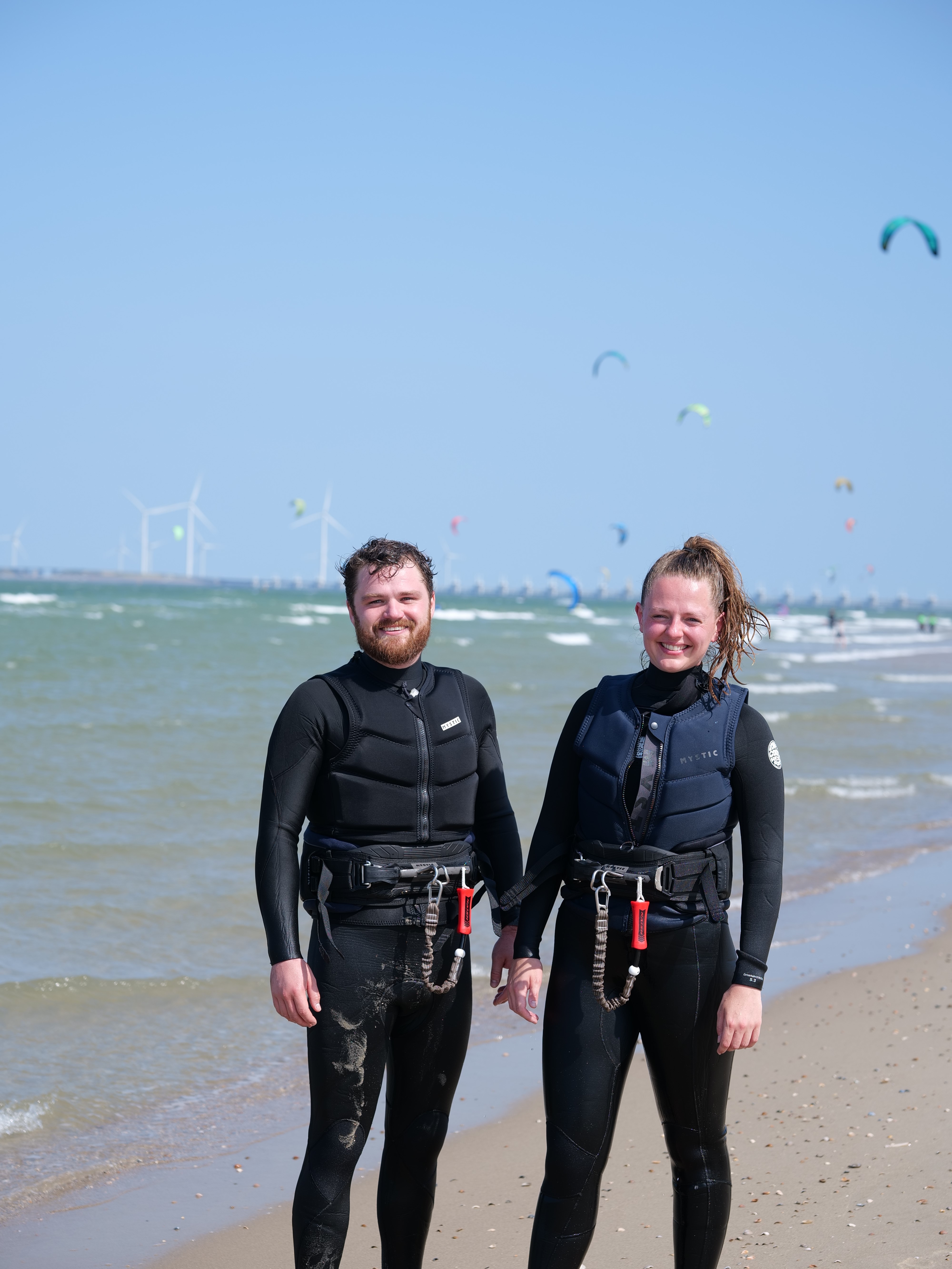 Watersporters op het strand bij de Veerse Dam