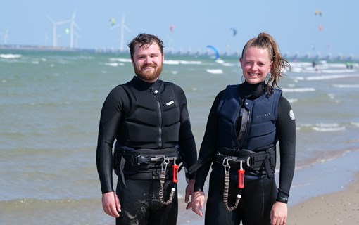 Watersporters op het strand bij de Veerse Dam