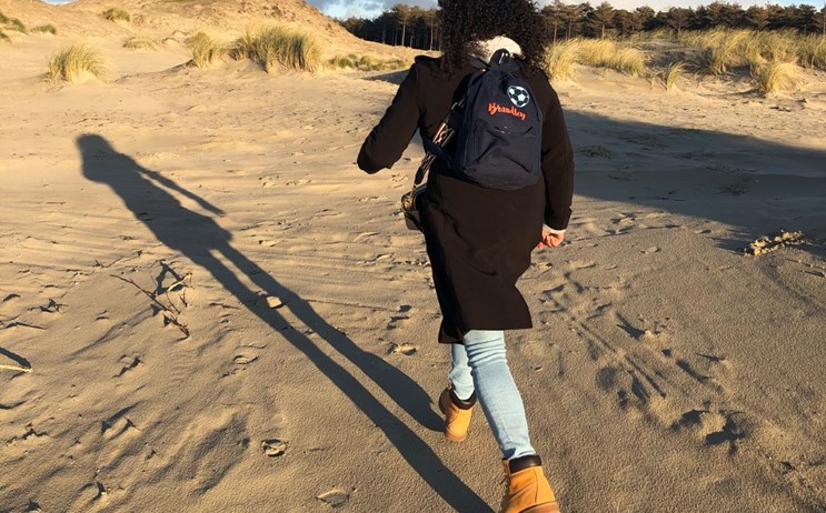Wandelen op het strand in Zeeland