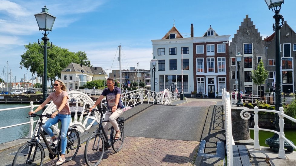 Fietsers over brug in Middelburg