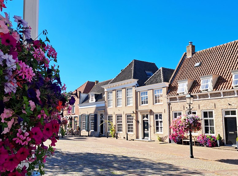 Tholen en Sint Philipsland zijn de eilanden waar je rust, natuur en water in de ideale combinatie vindt. Lees hier meer over op onze pagina Zeeuwse eilanden!