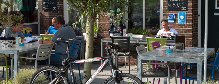 In heel Zeeland vind je fietscafés langs fietsroutes waar je tijdens of na je fietstocht heerlijk kan uitrusten.  Bekijk hier waar de Zeeuwse fietscafés zijn. 