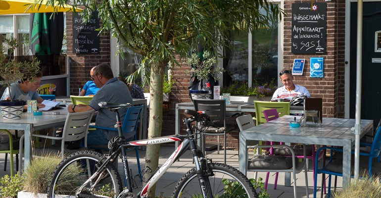 In heel Zeeland vind je fietscafés langs fietsroutes waar je tijdens of na je fietstocht heerlijk kan uitrusten.  Bekijk hier waar de Zeeuwse fietscafés zijn. 