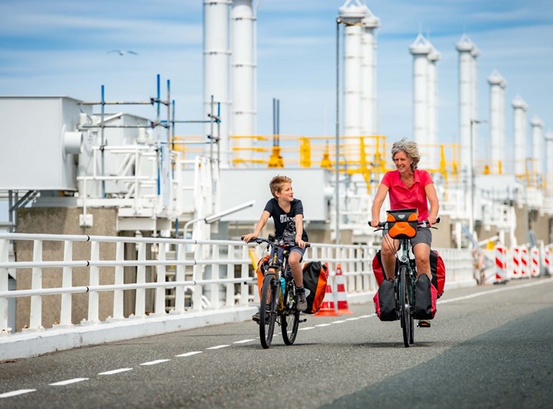 Moeder en zoon fietsen de Expeditie Delta route, een beleef route in Zeeland. Langeafstand fietsroute