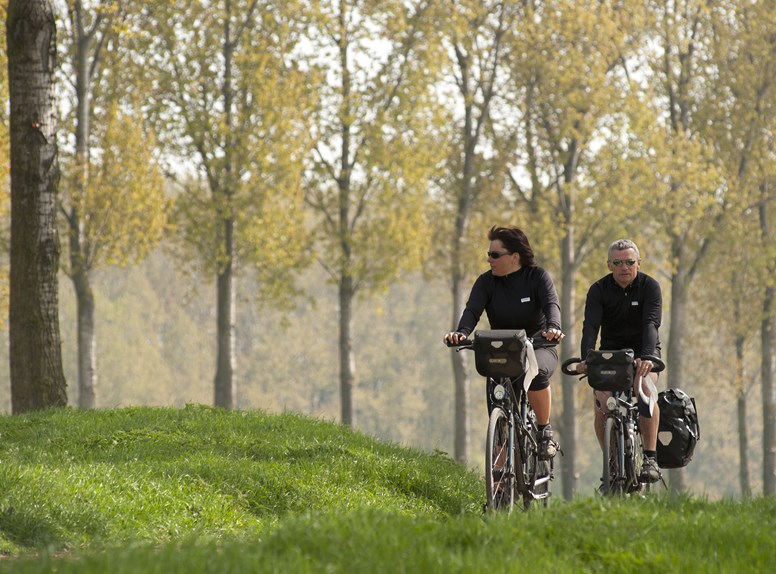 Twee personen die een lange afstand fietsroutes in Zeeland volgen. 