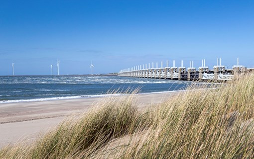 De Stormvloedkering gezien vanaf Kamperland, ontdek hem tijdens de Parelroute Kostbaar