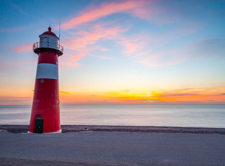 Vuurtoren bij Westkapelle, de parelroute verdediging brengt je langs de geschiedenis van dit dorp.