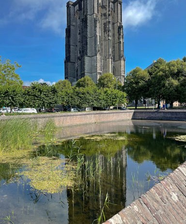 De Dikketoren van Zierikzee is een van de vele monumentale gebouwen die je in deze stad gaat tegenkomen tijdens de Stadsjuwelen wandelroute Zierikzee. Wandelen in Zeeland is heel divers.