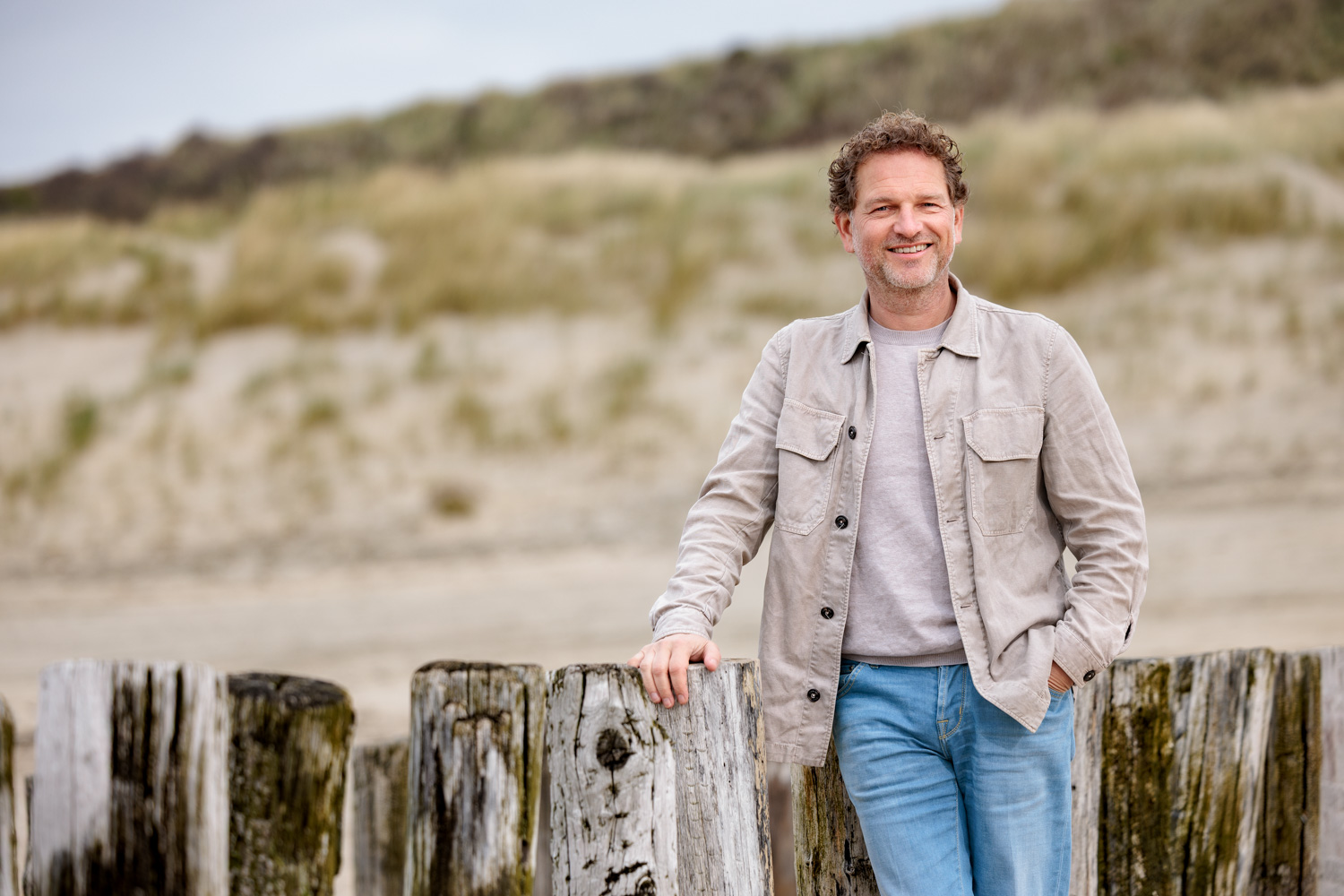 Portretfoto Emiel Kuijpers strand Zeeland