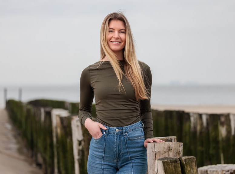 Portretfoto Nynke de Kam strand Zeeland