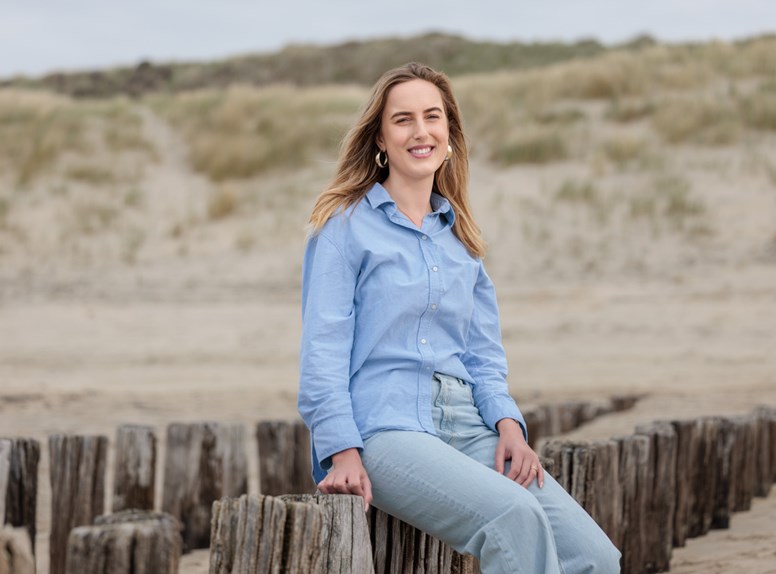 Portretfoto Tess Smolders strand Zeeland