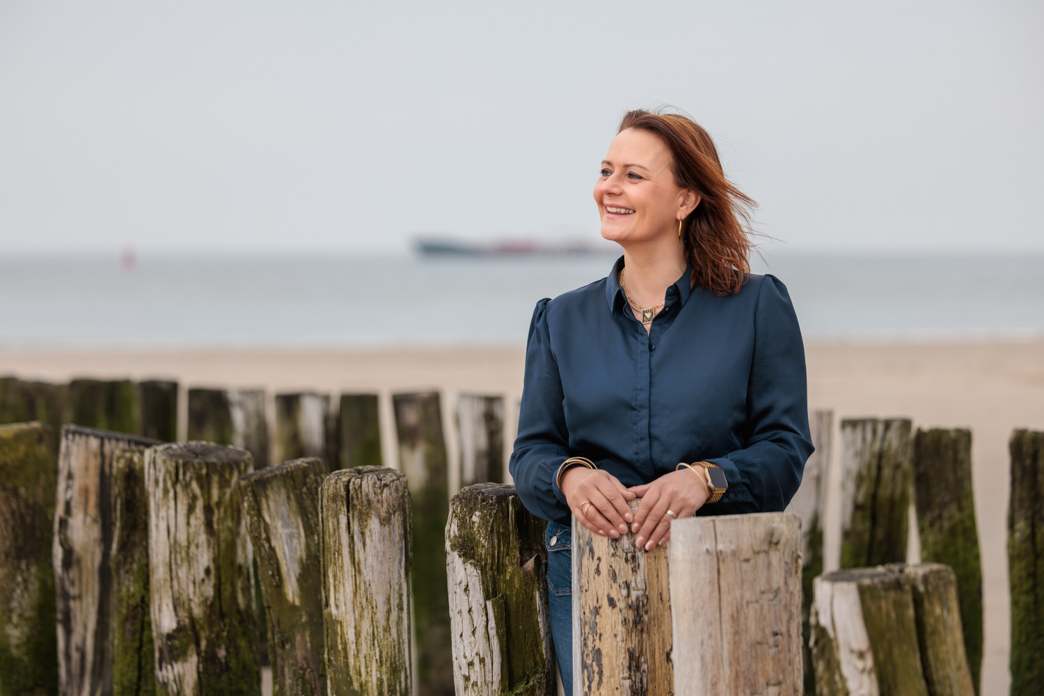 Portretfoto Wanda Muller zijaanzicht strand Zeeland