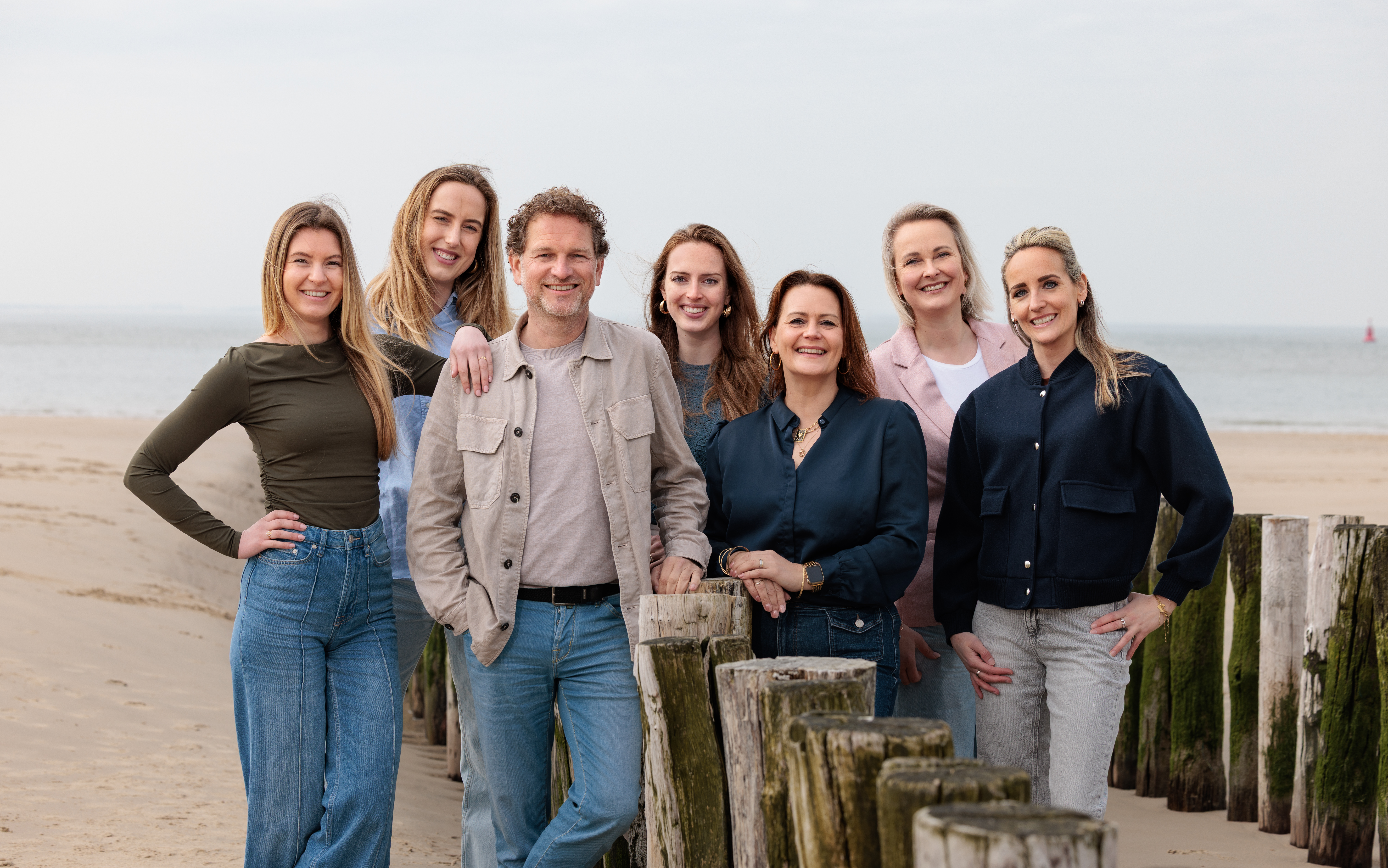 Teamfoto strand Merkorganisatie Zeeland