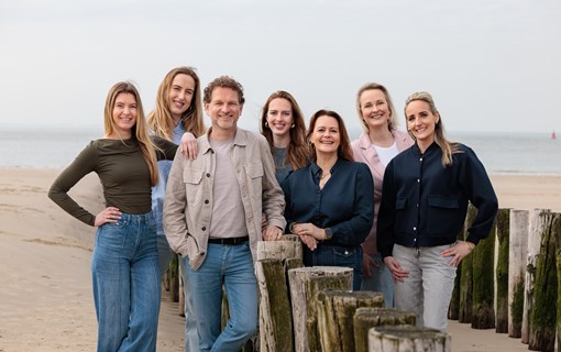 Teamfoto strand Merkorganisatie Zeeland