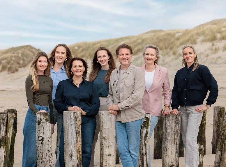 Teamfoto Merkorganisatie Zeeland op het strand in Zeeland