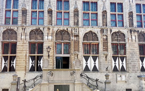 Het oude stadhuis van Veere, dat nu onderdeel is Museum Veere, staat aan de Markt. 