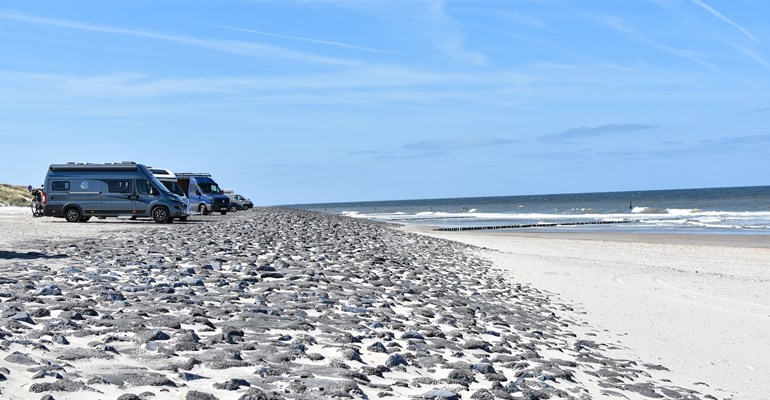 Campers bij het water