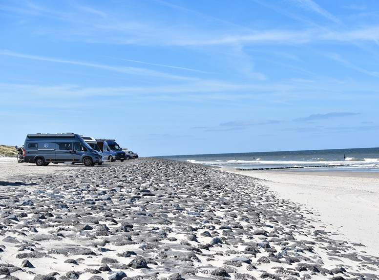 Campers bij het water