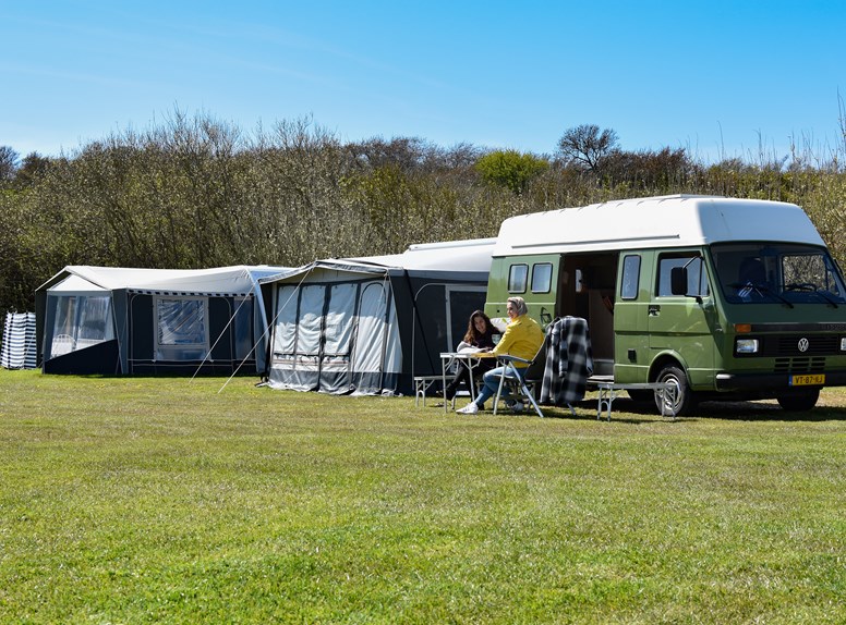 Campervan auf einem Stellplatz eines Campingplatzes