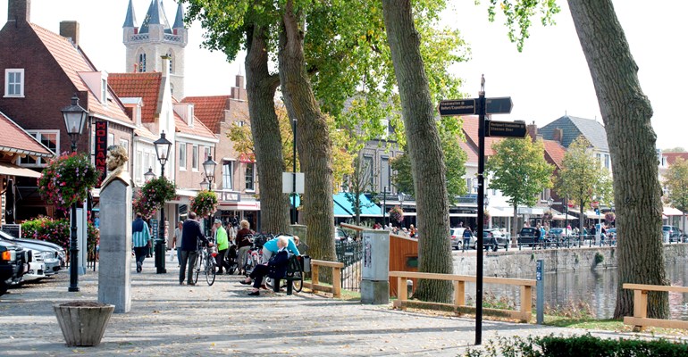 Het gezellige centrum van Sluis. Heerlijk om tijdens een dagje uit te genieten van de mooie omgeving en gezellige winkelstraten met volop keus uit terrassen.