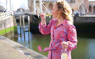 Wijn drinken aan het water in Zierikzee