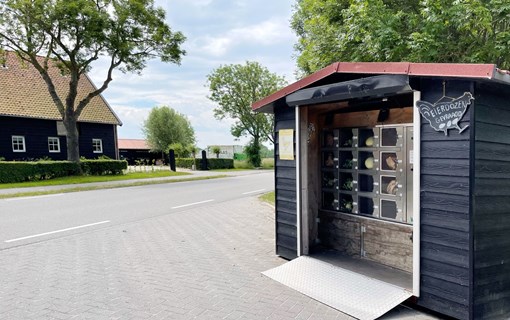Stalletje met groente en fruit