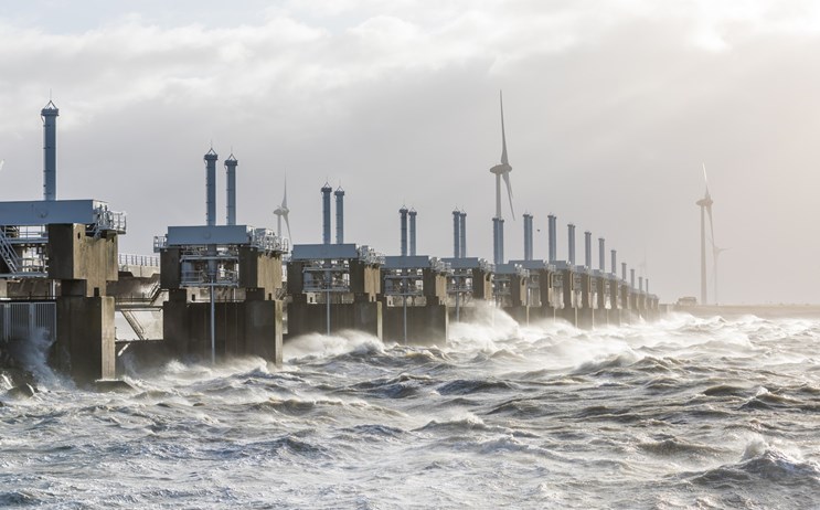 De beroemde Oosterscheldekering is de grootste stormvloedkering in Nederland. Het Deltawerk ligt tussen Noord-Beveland en Schouwen-Duiveland.