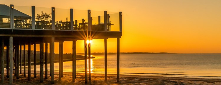 Strandpaviljoen in Zeeland met ondergaande zon