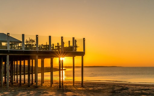 strandpaviljoen strandtent restaurant strand zonsondergang