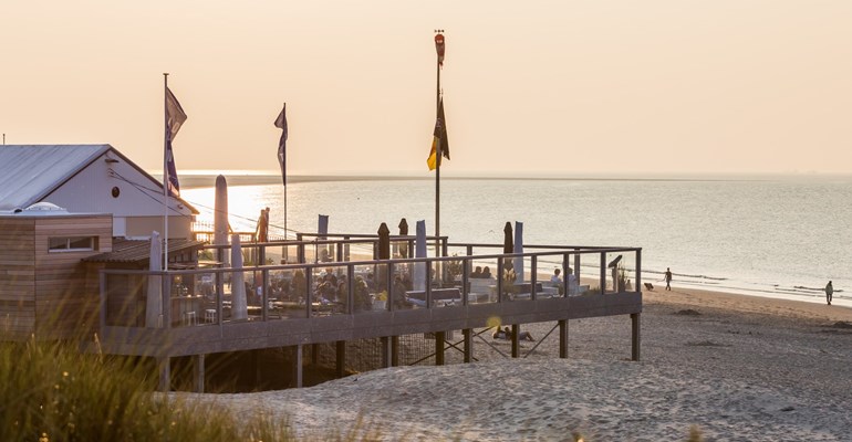Strandpaviljoen in Zeeland met ondergaande zon
