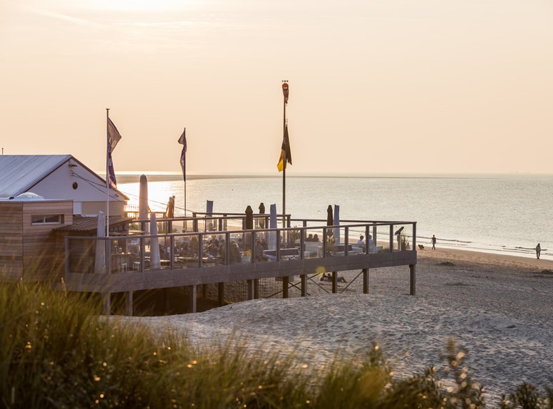 Strandpaviljoen in Zeeland met ondergaande zon
